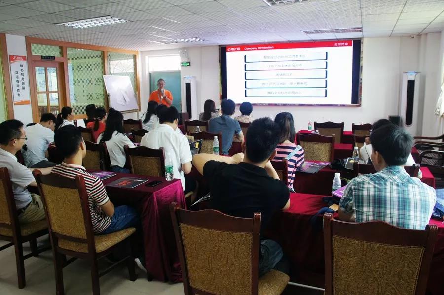 認真聽講解的老師們 認真聽講解的老師們