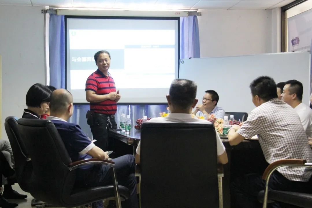 【賽思達烤箱】董事長參加《打造行業“1+1>2”聚合效應》會議 【賽思達烤箱】董事長參加《打造行業“1+1>2”聚合效應》會議